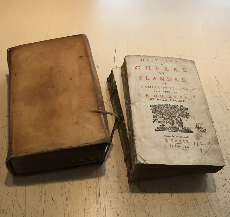 Livre ancien Histoire de la Guerre de Flandre du XVIIe siècle, en état d’usure, avant restauration artisanale à l’Atelier Reliure Paris